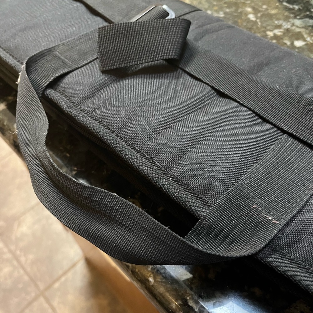 Black soft sided Roma rifle case Good used condition with magazine holder 41”